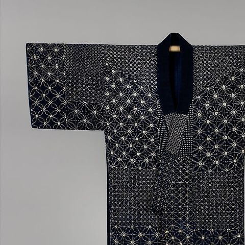 Sashiko, una pratica antica riscoperta dalla moda sostenibile moderna, per riparare e abbellire indumenti con armoniose geometrie