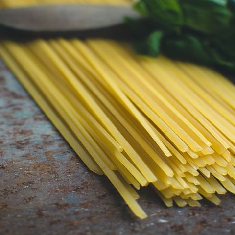 Storie di pasta la nascita degli spaghetti e come prepararli alla puttanesca