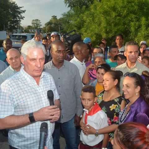 Presidente cubano intercambia con el pueblo santacruseño