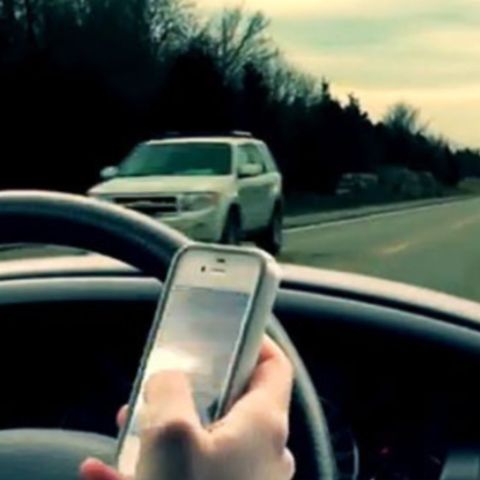 Prohíbe el Senado, el uso de celular en carreteras
