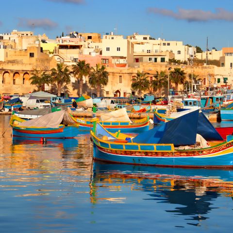parliamo di Malta Dove l'economia va bene,  la prima lingua il maltese ( dialetto arabo) e tante curiosita'
