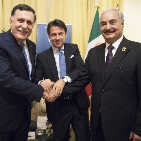 Libia, stretta di mano a Palermo fra i due leader: quali motivi hanno spinto Conte a volere la Conferenza