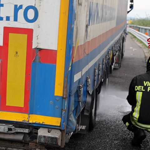 Pneumatico di un tir in fiamme prima dello svincolo per l’A31, pompieri all’opera