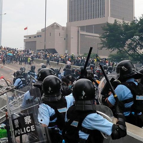 Miles de manifestantes toman Hong Kong, que pospone la lectura de la polémica ley de extradición
