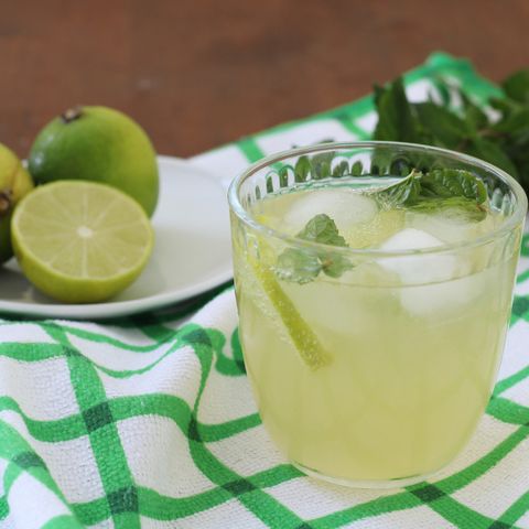 Drink analcolico all'ananas e lime