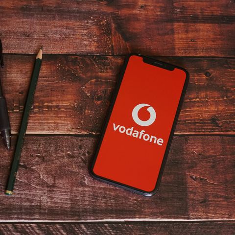 La scalata araba a Vodafone, le novità di iOS 16, Elon Musk e Twitter