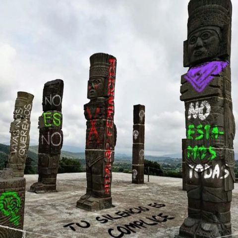 Feministas realizan pintas en monumentos de Hidalgo