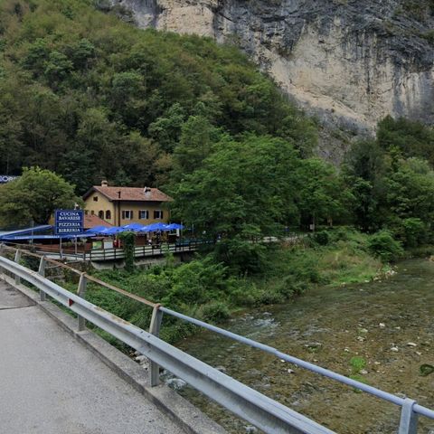 Si tuffa nel Brenta e trova appiglio in un ramo. Salvata da un ristoratore e due clienti