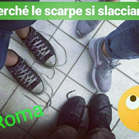 #roma Mani invisibili sui lacci delle scarpe