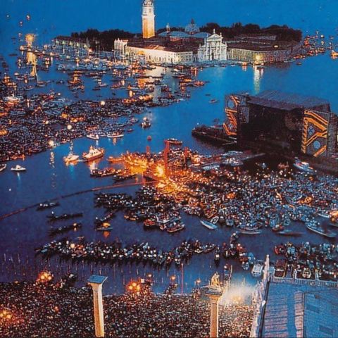 A 31 anni dal concerto dei Pink Floyd a Venezia, si torna a parlare di concerti sull'acqua, con protagonista Zucchero. Andiamo poi al 1989.