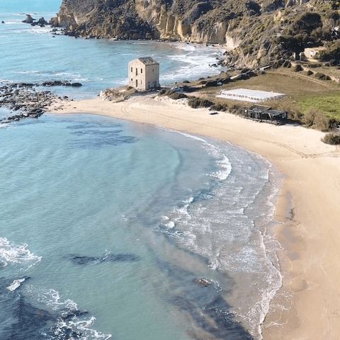 In Sicilia le esequie del 13enne colpito in spiaggia da un malore. A Thiene il ritrovo della classe