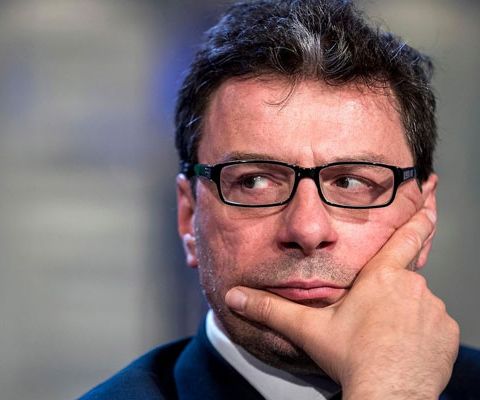 Giorgetti presenta la legge di Bilancio: “Sacrificio da banche e ministeri”. I medici ospedalieri: “Manovra scandalosa”