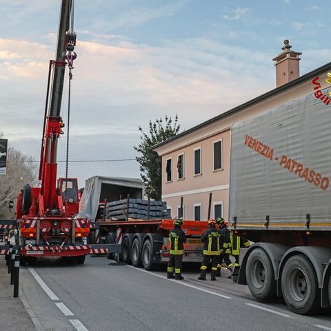 Il camion frena all’improvviso, il carico sfonda la cabina: salvo l’autista, regionale 11 bloccata – VIDEO/GALLERY