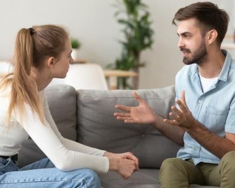 Nằm Mơ Thấy Nói Chuyện Với Người Quen: Giải Mã Ý Nghĩa Tích Cực