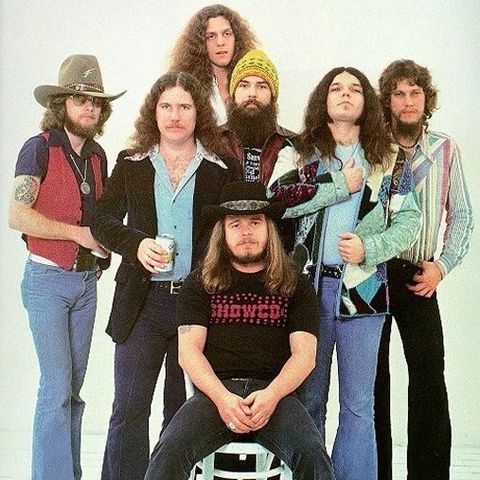 Lynyrd Skynyrd. La band statunitense della Florida, dagli anni 60 fino al 1977 ha segnato la storia del rock, con brani come "Free Bird".