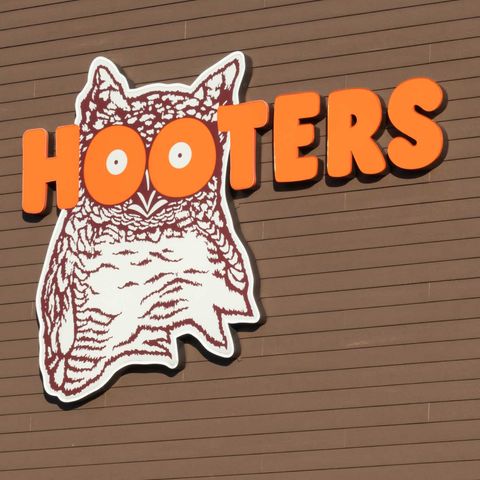Auge y caída de Hooters, la polémica cadena de restaurantes