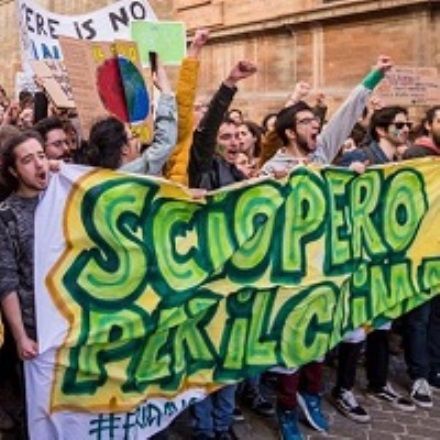 Sciopero per il clima: gli studenti protestano contro i padroni del pensiero... che li imboccano con gli slogan da ripetere