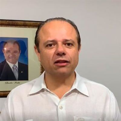 Prefeito reduz salário