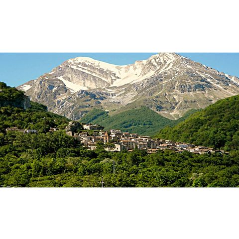 Pietracamela scavata nella roccia (Abruzzo - Borghi più Belli d’Italia)