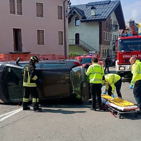 Perde il controllo dell’auto, che si ribalta: anziana ferita