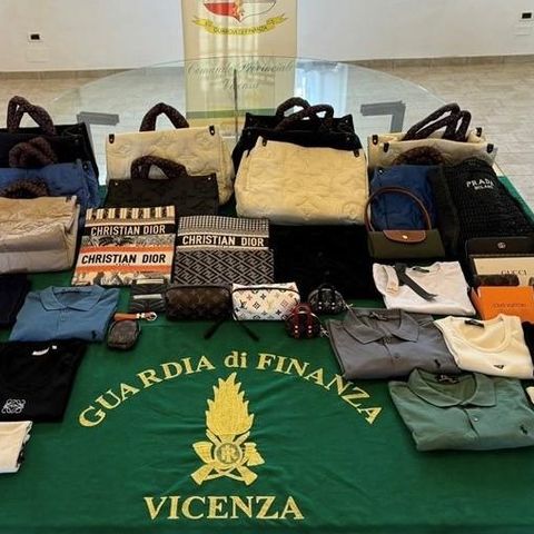 In auto di ritorno dalla Turchia “fa il pieno” di borse e t-shirt di marca. Tutte contraffatte