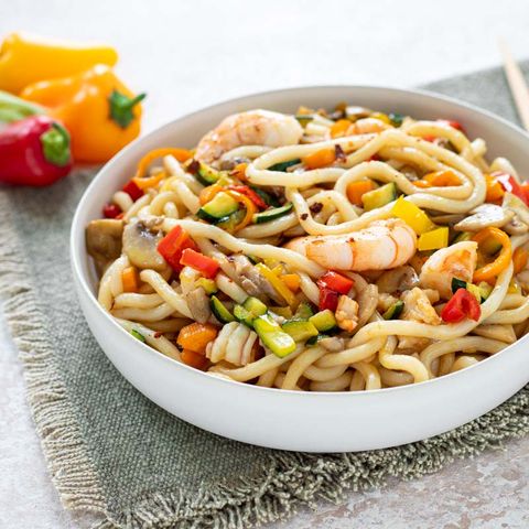 Udon con gamberi e verdure