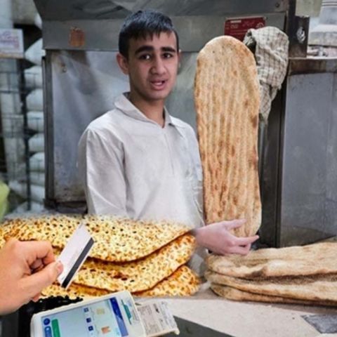 «نان و آب غارت‌شدهٔ مردم در زنجیر»