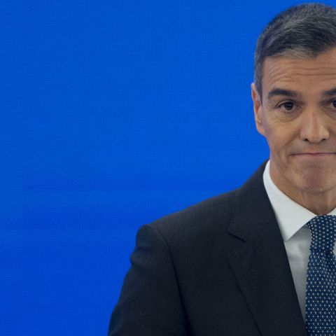 Las Noticias de la Mañana: Sánchez pasa de llamar a Meloni "ola reaccionaria" a ceder ante ella