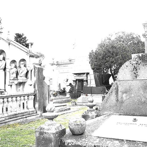 Avventure tra lo shopping e il cimitero