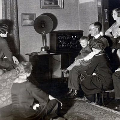 RADIO RACCONTI BREVI – “LA PASSIONE DEI WINDSOR PER LA RADIO”