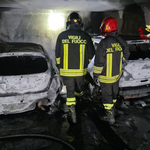 Fiamme a Torri di Quartesolo: i pompieri salvano una rimessa. Due auto distrutte