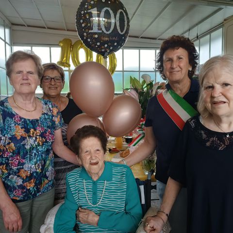 Cento volte auguri a (bis)nonna Silvia unica “over 100” di Fara: festa grande per l’ex sarta del paese