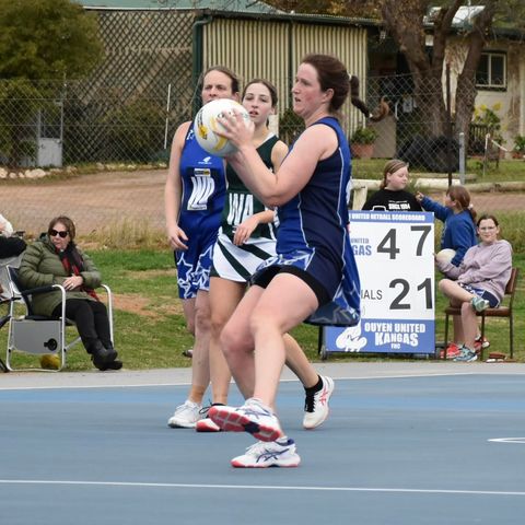 Head Kanga and Sunraysia star Caitlin Vine discusses the latest Ouyen United news + Sunraysia Netball action on the Flow Friday Sports Show