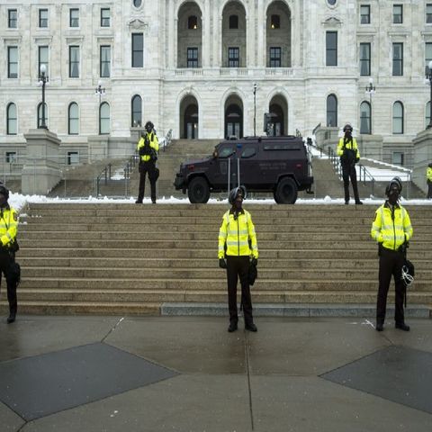 Detienen a hombre fuertemente armado cerca del Capitolio