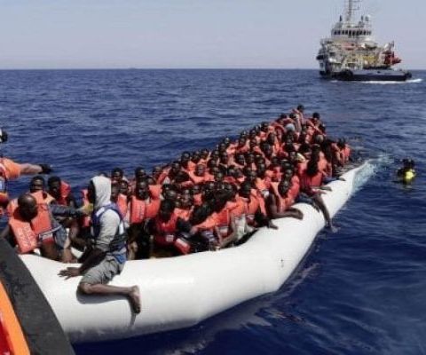 Migranti, altro salvataggio in mare: 106 profughi arrivati a Napoli