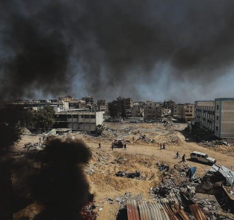 Gaza. Fuga di massa da Khan Yunis. Sotto assedio l'ospedale Europeo