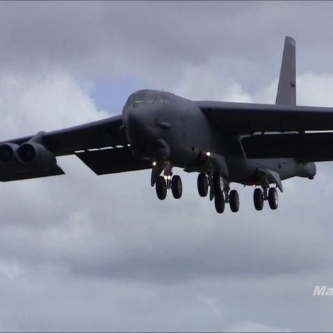 B-52 screaming landing&takeoff