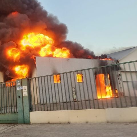 Incendio alla Veco di strada Nicolosi, i Comuni invitano a tener chiuse le finestre VIDEO