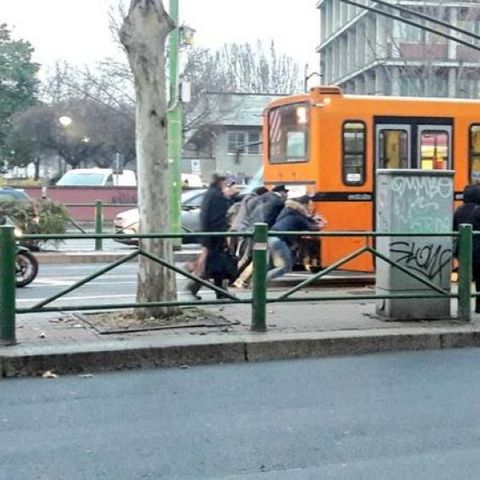 Intervista a chi ha spinto il filobus a Milano - Nontizia