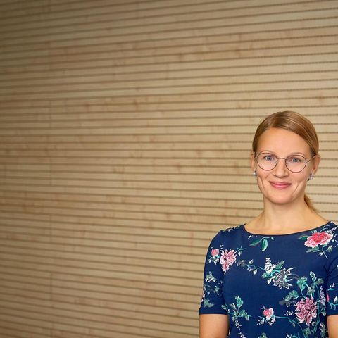 Rajakylän teknoluokan opettaja Essi Vuopala keskustelee Aipin kanssa STEAMista