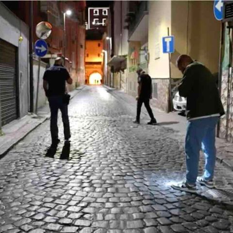 Pozzuoli, padre e figlio feriti a colpi di pistola per sedare una lite tra marito e moglie