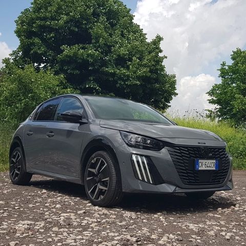 Peugeot 208 GT Hybrid - Stile grintoso e cuore efficiente