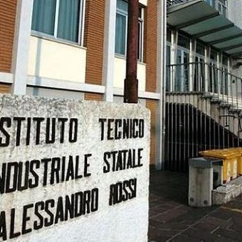 Docente dell’Itis Rossi trovato morto in casa dei genitori. Aveva solo 46 anni