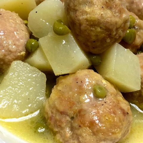 Polpette con patate e piselli.