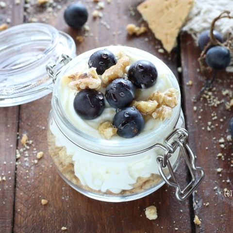 Cheesecake al bicchiere con uva e miele