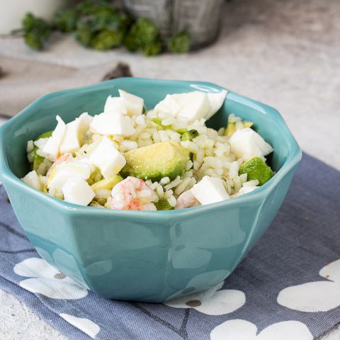 INSALATA DI RISO CON GAMBERETTI MOZZARELLA E AVOCADO