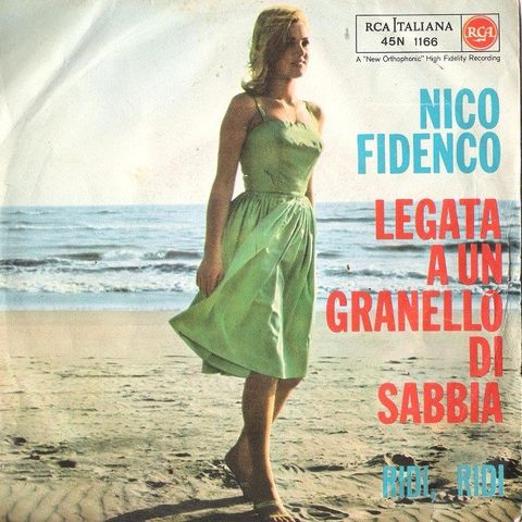 Andiamo al 1961 per ritrovare il primo tormentone estivo italiano, ovvero la hit Nico Fidenco intitolata "Legata a un granello di sabbia".
