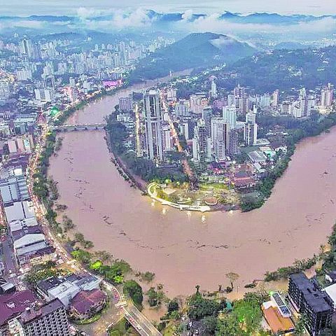 Blumenau volta à condição de enchente neste feriado. Defesa Civil do Estado Alerta