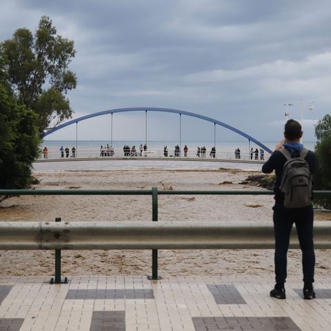 Las Noticias de La Mañana: La AEMET mantiene la alerta roja en Valencia y rebaja a naranja en Málaga