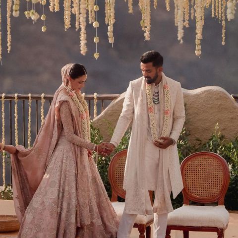 Entertainment Bulletin - शादी के बाद वायरल हो रही हैं Athiya Shetty और KL Rahul की फोटो, जानिए क्यों खास है अथिया का लहंगा।